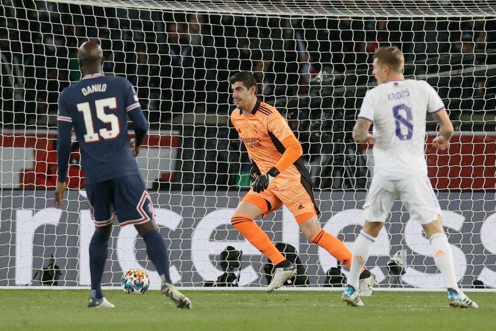 Aksi Thibaut Courtois dalam pertandingan PSG melawan Real Madrid di babak 16 besar Liga Champions. (twitter.com/SquawkaNews)