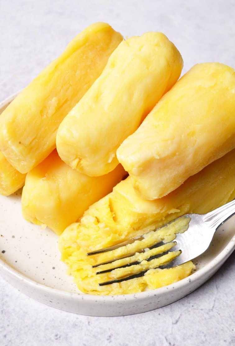 ilustrasi melumatkan tape singkong (tasteofnusa.com)