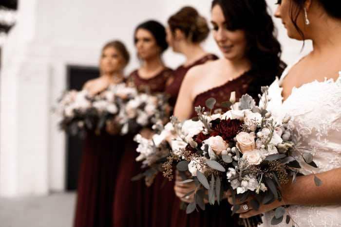 ilustrasi bridesmaid (unsplash.com/@lightrisephoto)