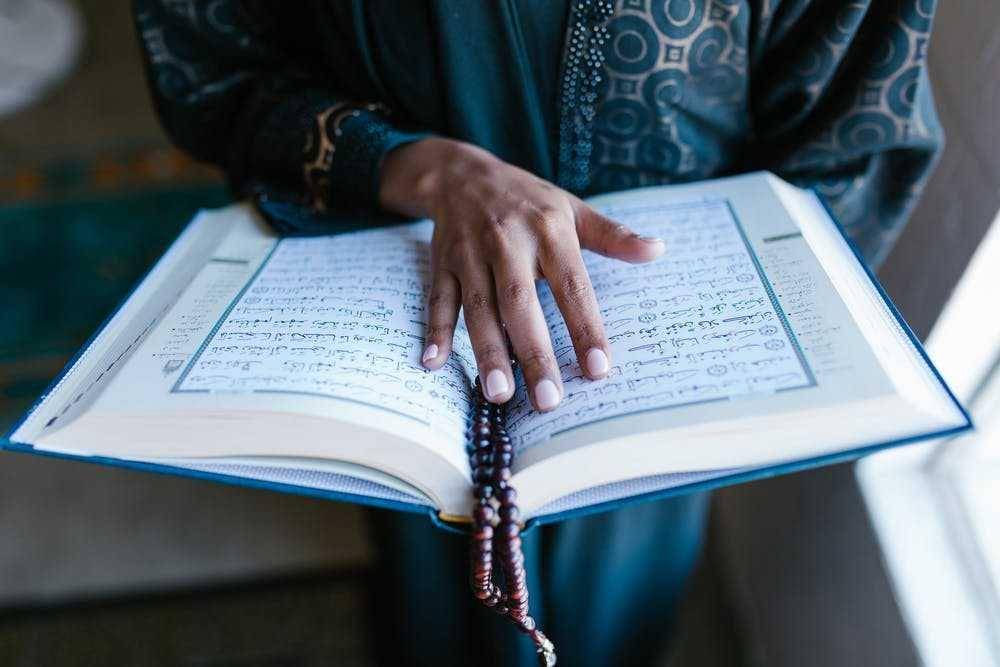 ilustrasi Al-Qur'an (pexels.com/RODNAE Productions)