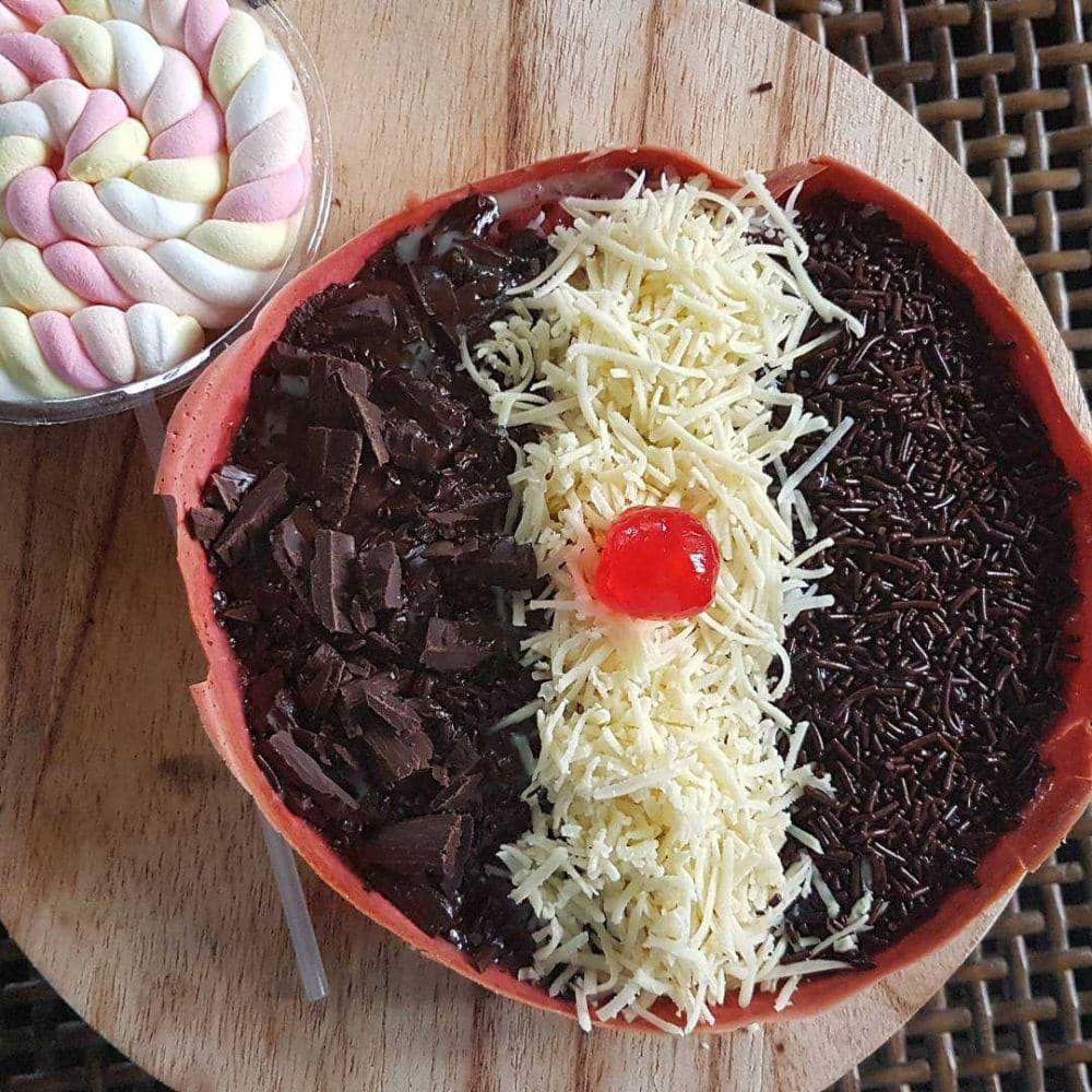 Martabak manis red velvet (instagram.com/lailimartyana)