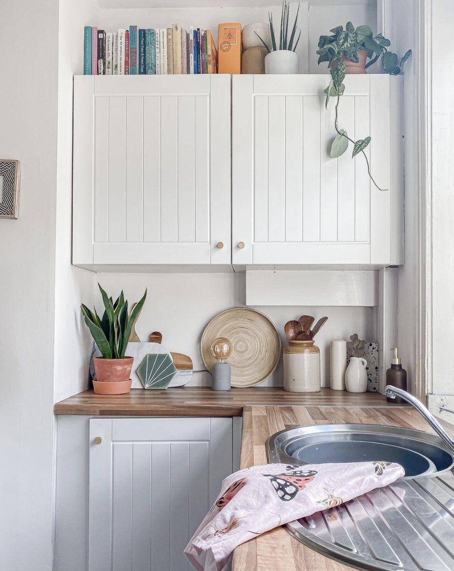 ilustrasi buku resep di atas kabinet dapur (thespruce.com)