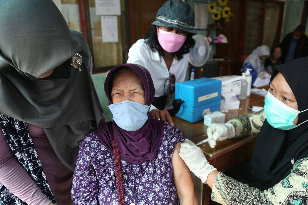 Petugas medis menyuntikkan vaksin COVID-19 kepada salah satu warga di Surabaya. Dok. Diskominfo Surabaya.