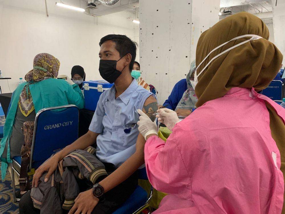 Petugas medis menyuntikkan vaksin COVID-19 kepada salah satu warga di Surabaya. Dok. Diskominfo Surabaya.