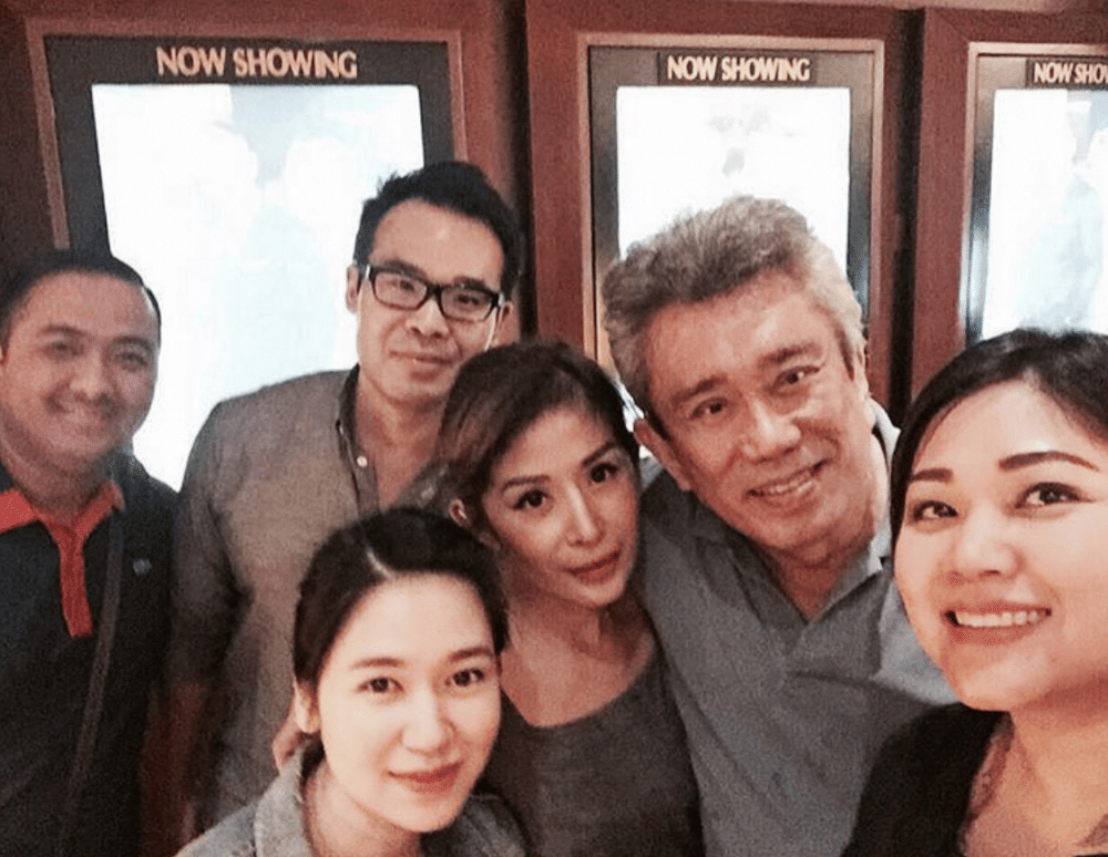 Laura Basuki dengan keluarganya (instagram.com/leosandjaja)