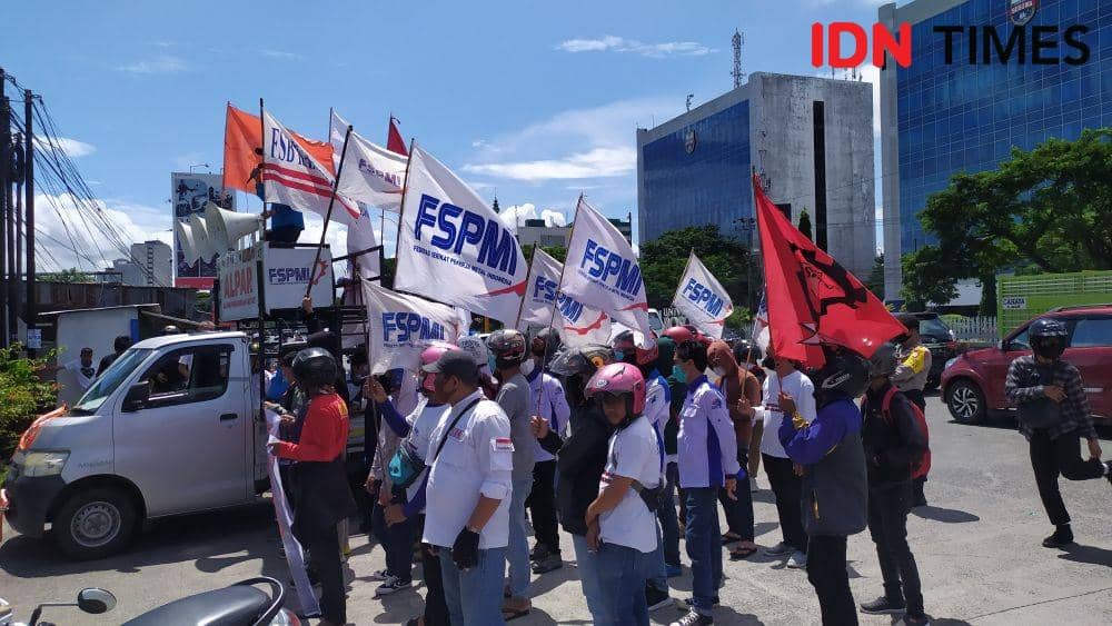 Buruh di Makassar demo kantor BPJS Ketenagakerjaan. IDN Times/Sahrul Ramadan