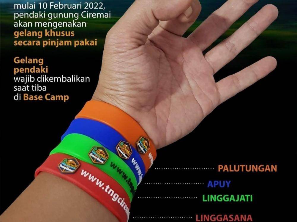 Gelang identitas punya warna berbeda untuk pendaki Gunung Ciremai sesuai jalur pendakian. Instagram resmi BTNGC, @gunung_ciremai.