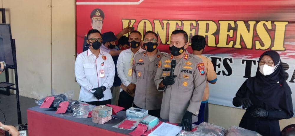 Kapolres Tuban AKBP Darman saat memberikan keterangan kepada wartawan. IDN Times Istimewa