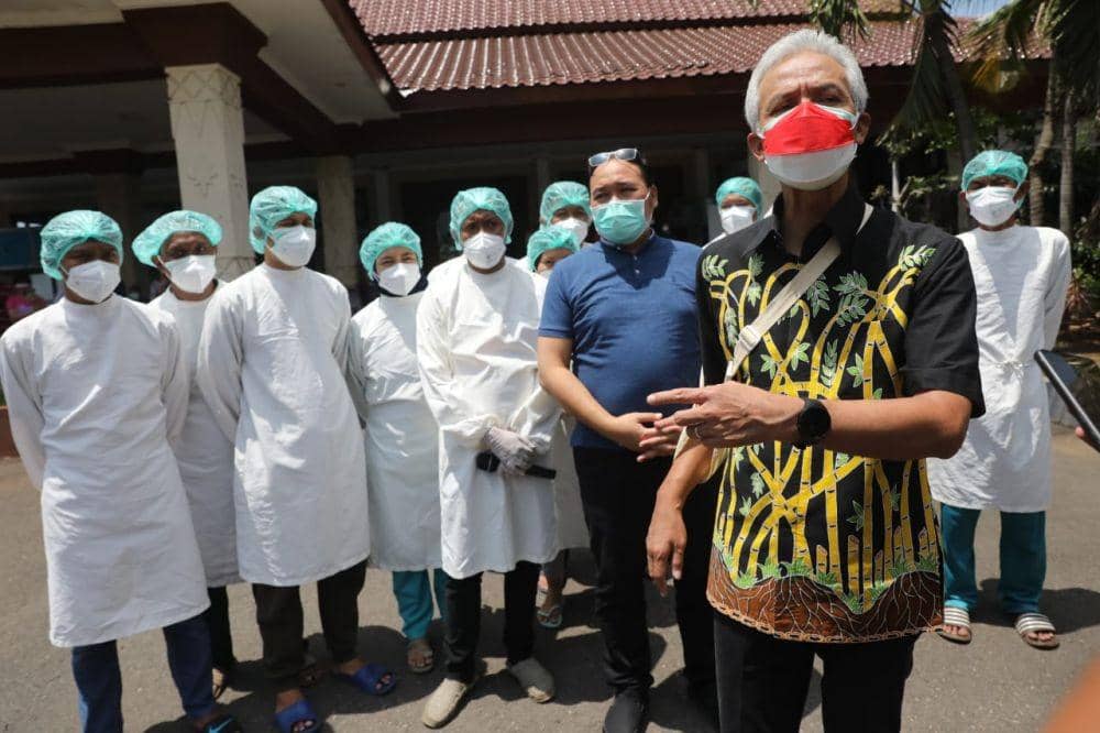 Nakes bersama Ganjar Pranowo di Rumdin Walikota Semarang. (IDN Times/Humas Pemprov Jateng)
