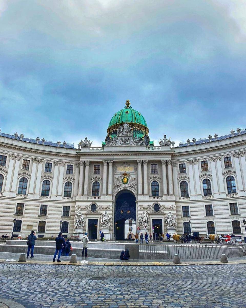 potret Hofburg Castle (instagram.com/lili.artpics)