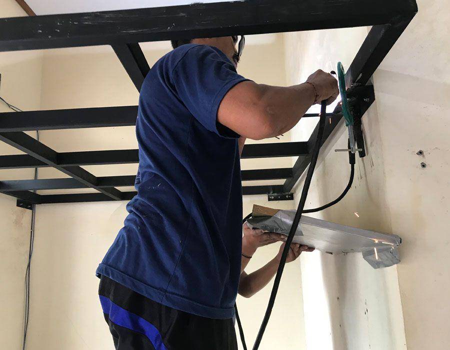 Wayan Urip sedang memasang mezanin. (dok. pribadi/Ari Budiadnyana)