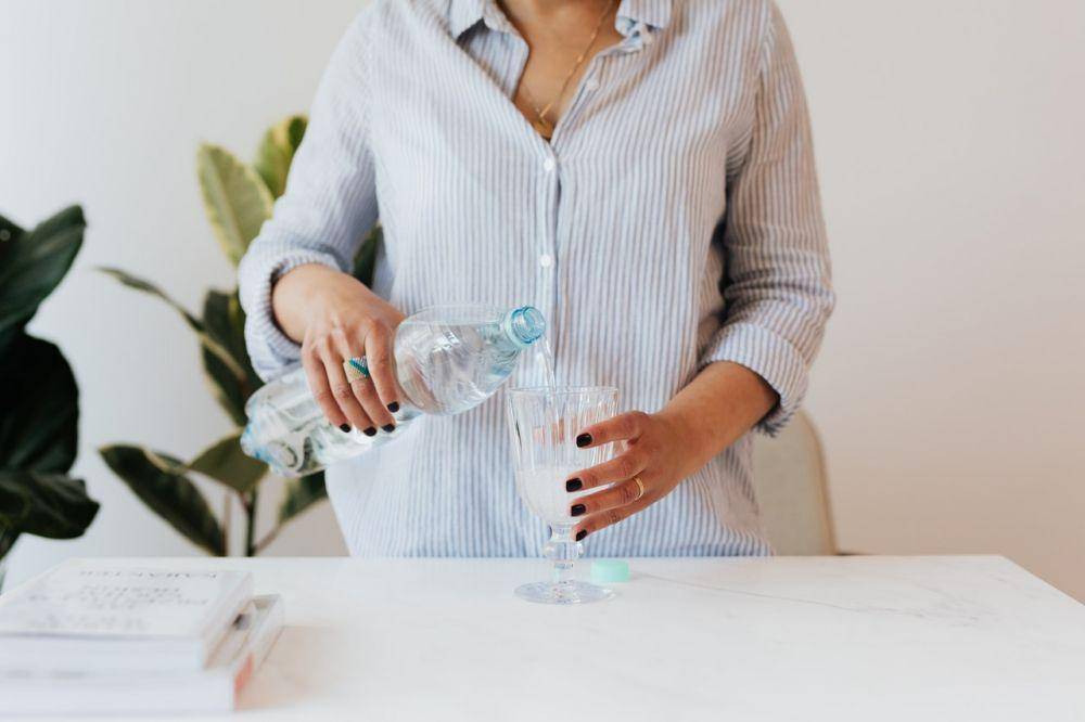 Ilustrasi seseorang minum air mineral. (pexels.com/Karolina Grabowska)