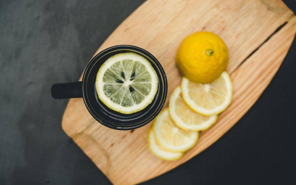 Ilustrasi air perasan lemon. (pexels.com/raka miftah)
