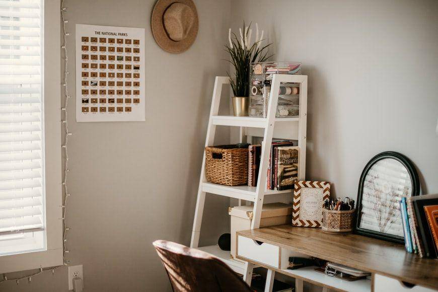ilustrasi sudut rak buku di kamar (unsplash.com/Darren Richardson)