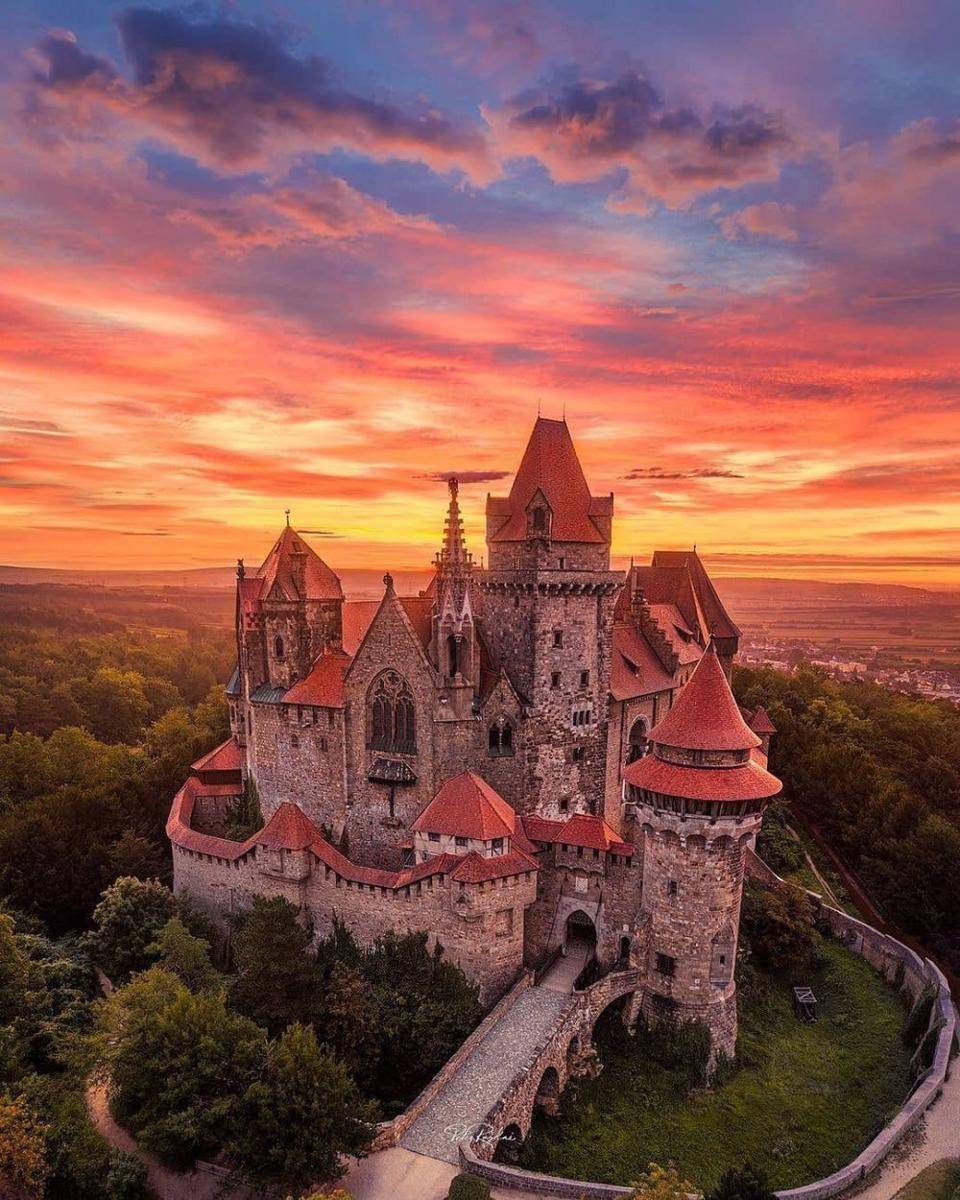 potret Burg Kreuzenstein (instagram.com/punkuferhr)