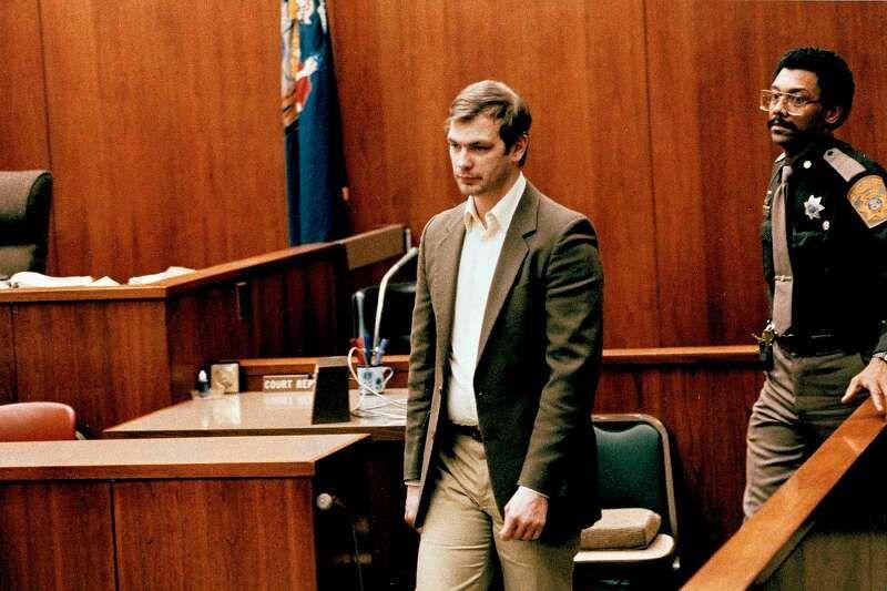 Jeffrey Dahmer dikawal ke Pengadilan Sirkuit Milwaukee pada 29 Januari 1992. (dok. AP Photo/Benny Sieu)