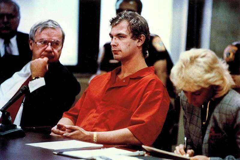 Jeffrey L. Dahmer (tengah), bersama pengacara Gerald Boyle (kiri), dan Wendy Patrickus selama sidang pendahuluan di Milwaukee, 22 Agustus 1991. (dok. AP Photo/Milwaukee Journal/Alan Y. Scott)