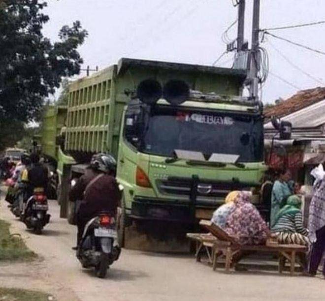 aksi kocak emak-emak pas lagi gabut (instagram.com/humorsantuy)