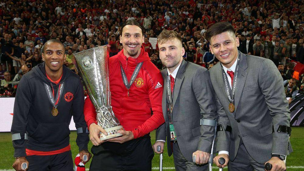 Ashley Young, Zlatan Ibrahimovic, Luke Shaw, dan Marcos Rojo bersama trofi Europa League 2016/17. (skysports.com)