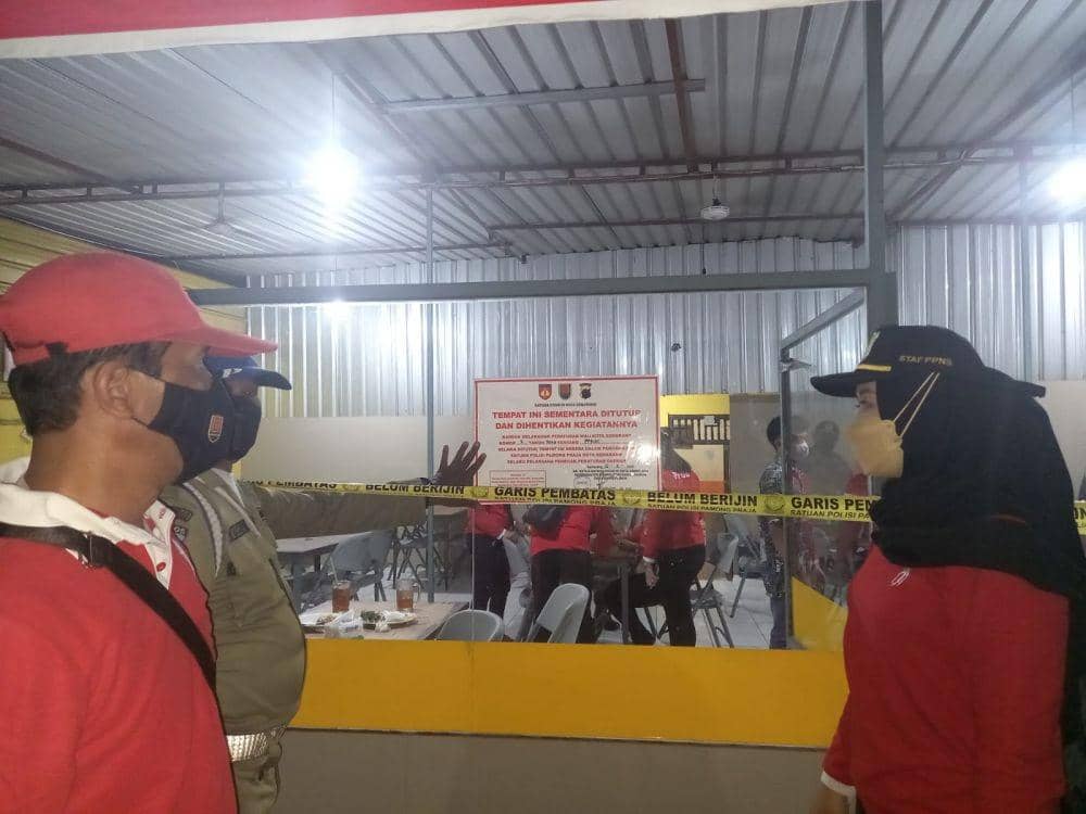 Sebuah tempat usaha di Kota Semarang disegel Satpol PP Kota Semarang karena tidak memasang barcode PeduliLindungi. (dok. Satpol PP Kota Semarang)