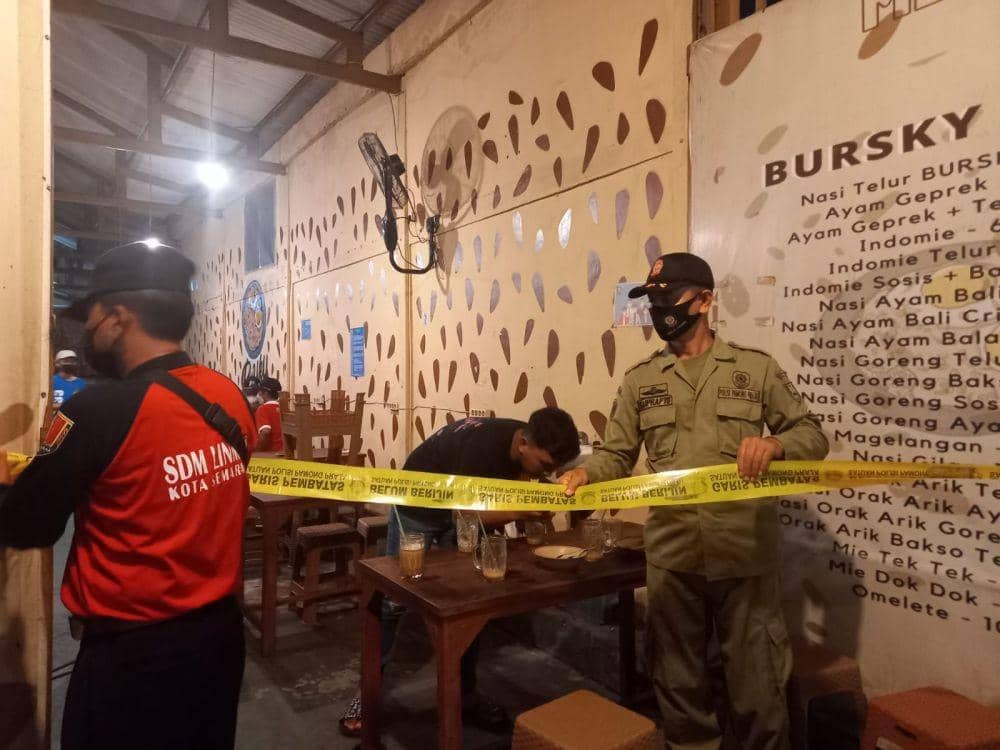 Sebuah tempat usaha di Kota Semarang disegel Satpol PP Kota Semarang karena tidak memasang barcode PeduliLindungi. (dok. Satpol PP Kota Semarang)