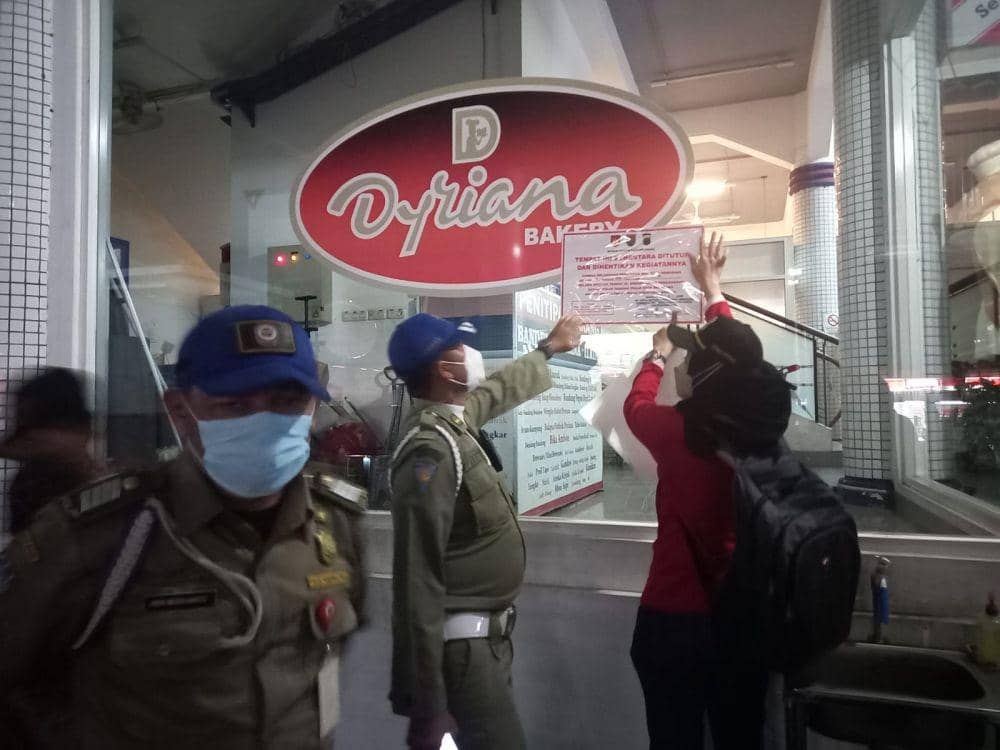 Sebuah tempat usaha di Kota Semarang disegel Satpol PP Kota Semarang karena tidak memasang barcode PeduliLindungi. (dok. Satpol PP Kota Semarang)