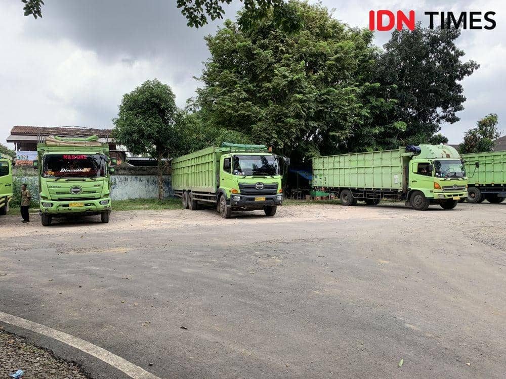 Mobil yang terparkir di Kantor KIR Bandar Lampung. (IDN Times/Rohmah Mustaurida).