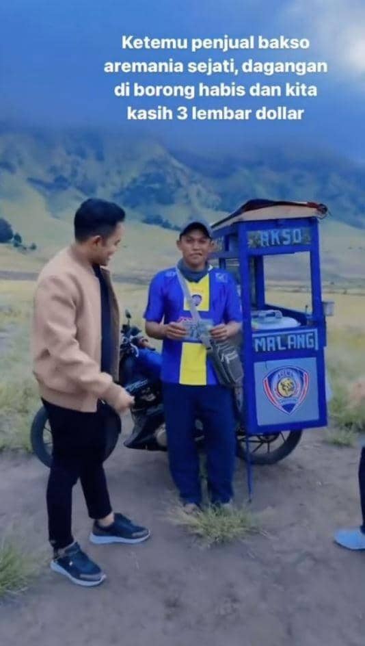 potret Juragan99 makan di pedagang kaki lima (instagram.com/juragan_99)