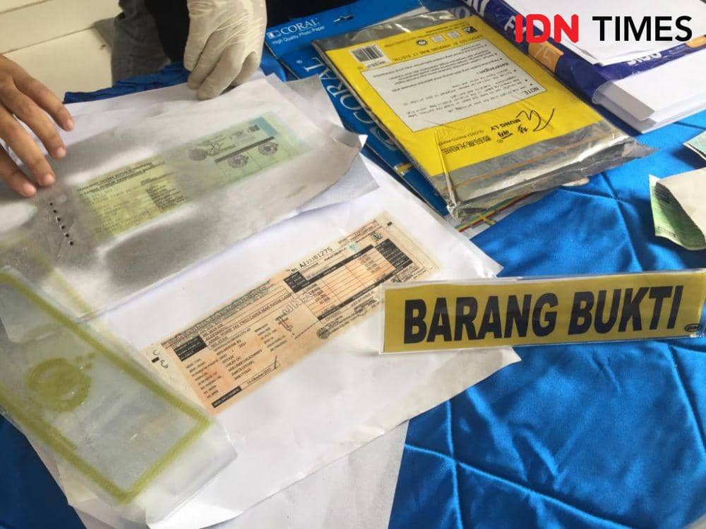 Personel Satreskrim Polresta Bandar Lampung membongkar sindikat pencurian kendaraan bermotor (curanmor) berikut pembuatan STNK palsu. (IDN Times/Tama Yudha Wiguna)