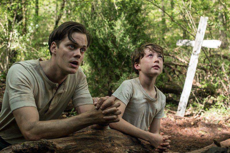 Bill Skarsgård sebagai Willard Russell (dok. Bronx Moving Co./The Devil All the Time)