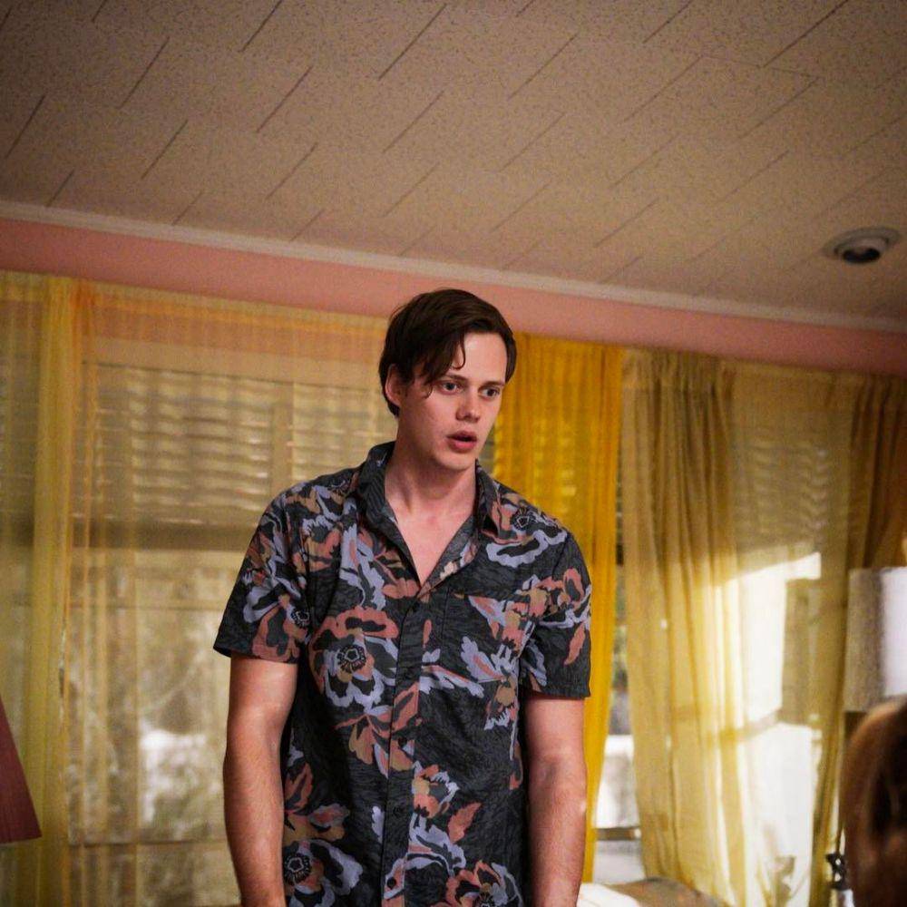 Bill Skarsgård sebagai Mark (dok. Bron Studios/Assassination Nation)