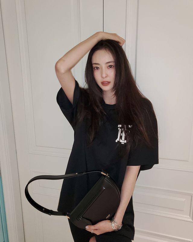 Lee Da Hee (instagram.com/dahee0315)
