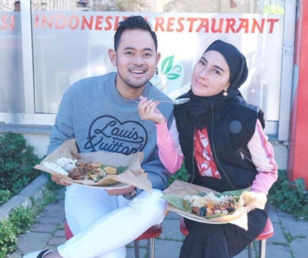 potret Juragan99 makan di pedagang kaki lima (instagram.com/juragan_99)