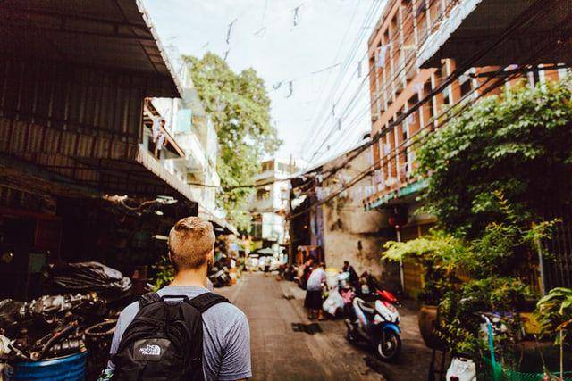 ilustrasi turis di Thailand yang lebih familiar dengan nama Bangkok daripada Krung Thep (unsplash.com/ Evan Krause)