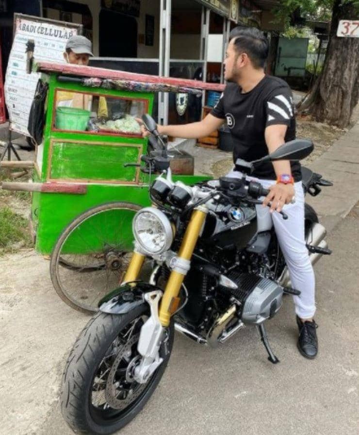 potret Juragan99 makan di pedagang kaki lima (instagram.com/juragan_99)