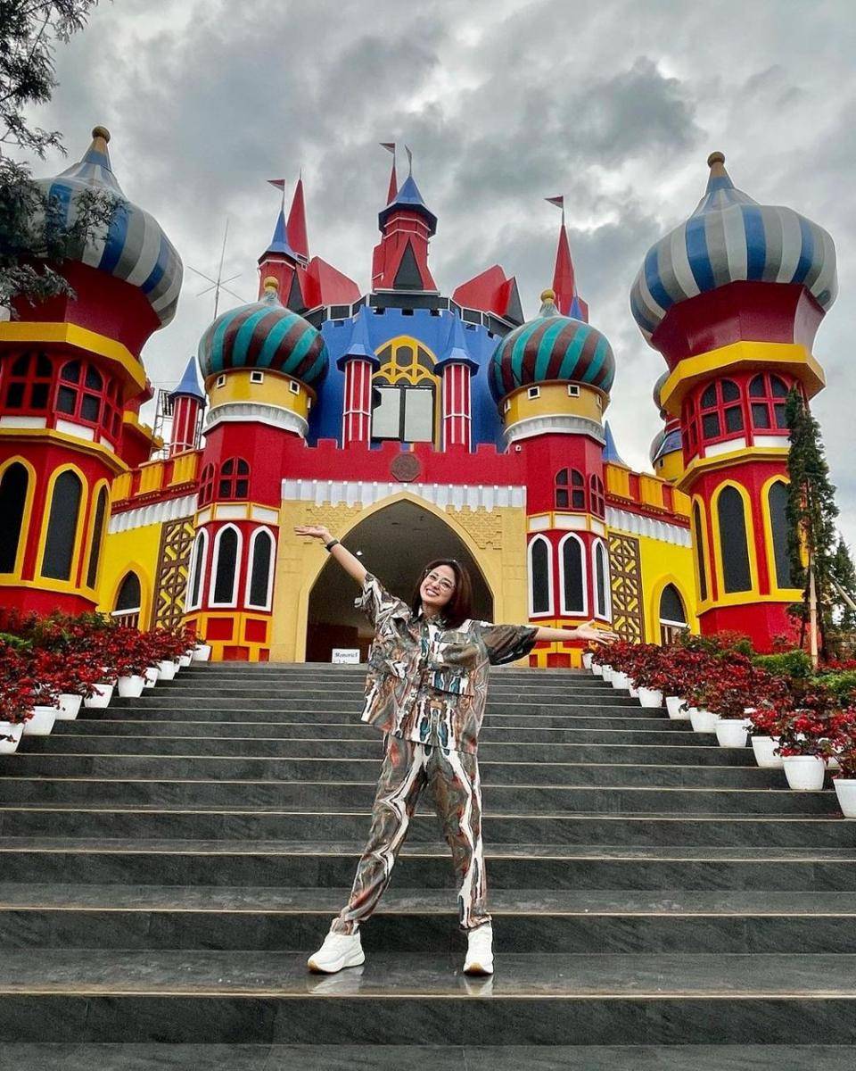 potret taman wisata Dewi Perssik (instagram.com/florawisata_dcastello)