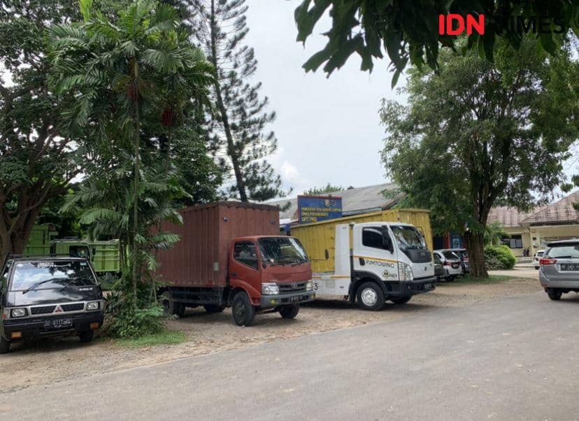 Kendaraan yang terparkir di UPT KIR Bandar Lampung. (IDN Times/Rohmah Mustaurida).