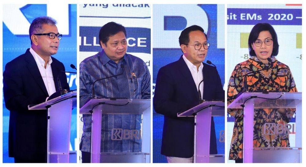 Direktur Utama BRI Sunarso, Menteri Koordinator Bidang Perekonomian Airlangga Hartarto, Wakil Menteri BUMN II Kartika Wirjoatmodjo, Menteri Keuangan Sri Mulyani Indrawati menghadiri  BRI Microfinance Outlook 2022 (Kamis, 10/02/2022)