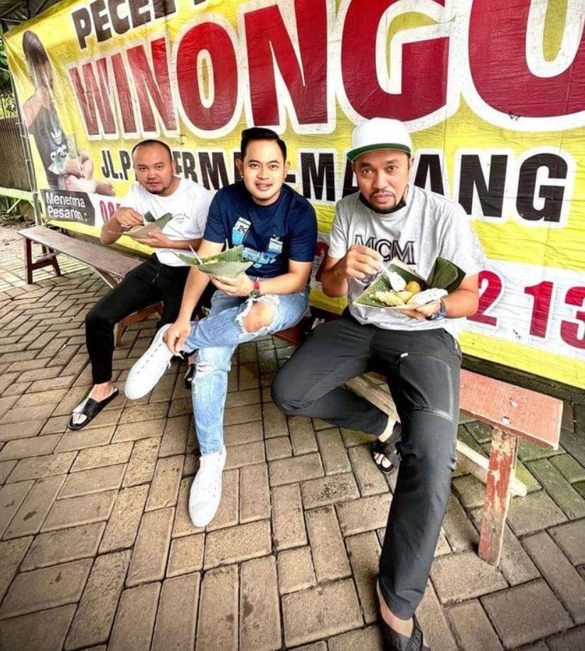potret Juragan99 makan di pedagang kaki lima (instagram.com/juragan_99)