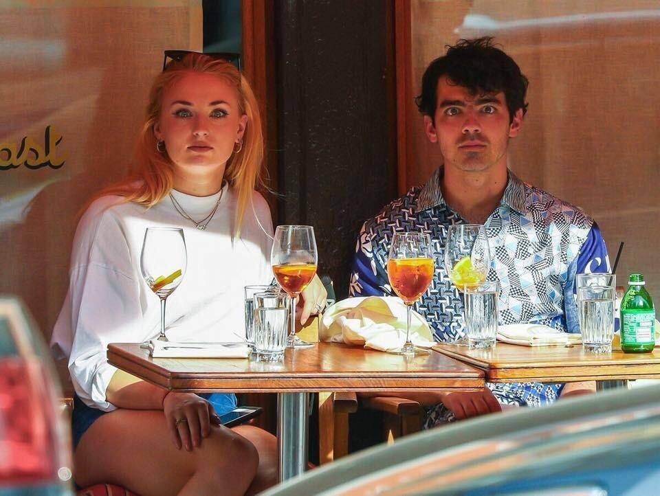 Sophie Turner dan Joe Jonas (reddit.com/user/m_b22)