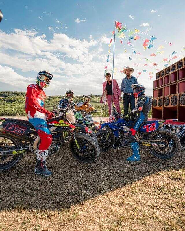 Francesco Bagnaia saat membintangi video klip musisi Italia. (instagram.com/pecco63)