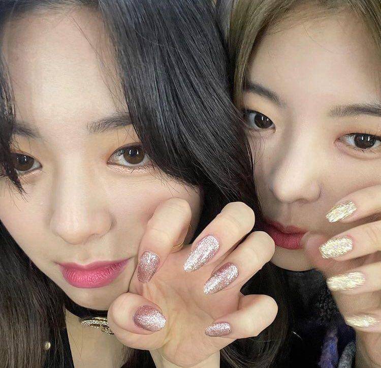 Yuna ITZY nails (twitter.com/itzyliaarchive)