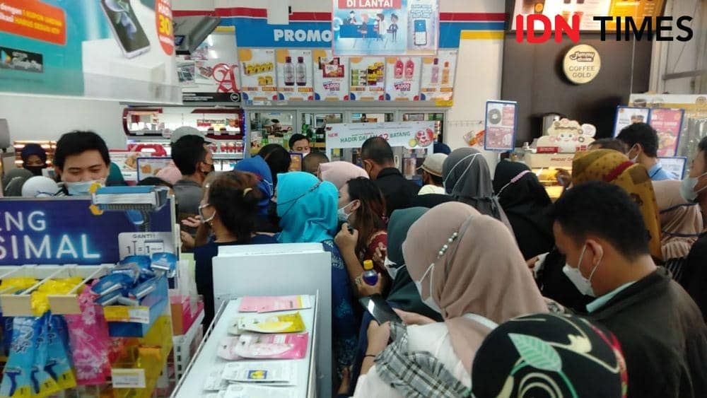 Puluhan warga Kota Bandar Lampung berebut kupon pembelian minyak goreng kemasan satu harga Rp14 ribu per liter. (IDN Times/Tama Yudha Wiguna)