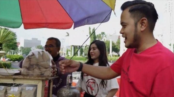 potret Juragan99 makan di pedagang kaki lima (instagram.com/shandypurnamasari)