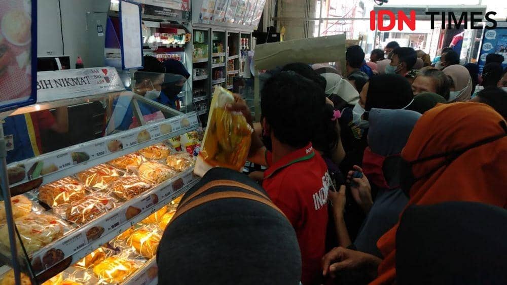 Puluhan warga Kota Bandar Lampung berebut kupon pembelian minyak goreng kemasan satu harga Rp14 ribu per liter. (IDN Times/Tama Yudha Wiguna)