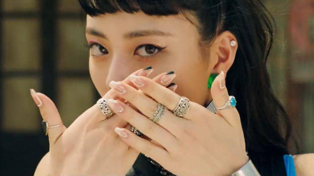 Yoona ITZY nails (twitter.com/yunaspics)