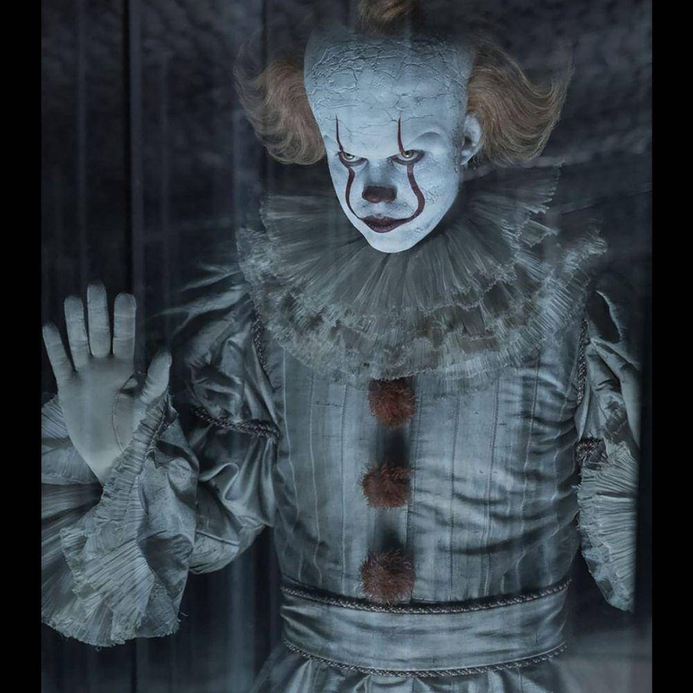 Bill Skarsgård sebagai Pennywise (dok. New Line Cinema/IT)