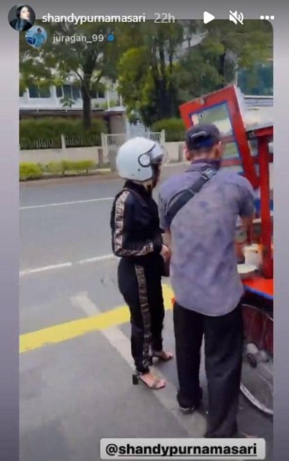 potret Juragan99 makan di pedagang kaki lima (instagram.com/juragan_99)