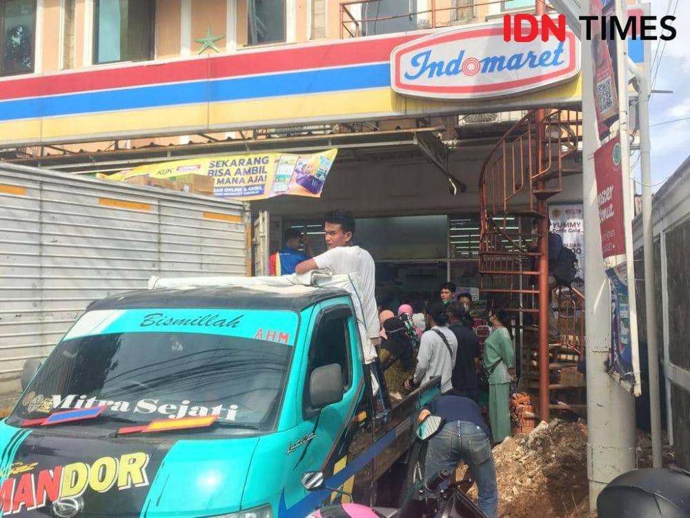 Puluhan warga Kota Bandar Lampung berebut kupon pembelian minyak goreng kemasan satu harga Rp14 ribu per liter. (IDN Times/Tama Yudha Wiguna)