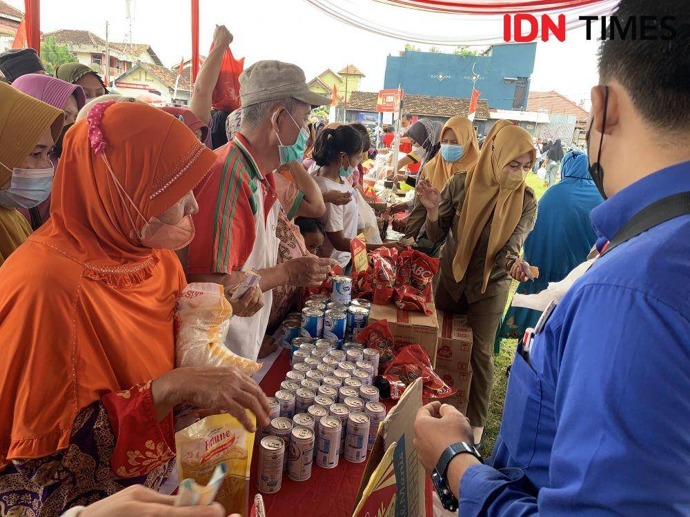 Kegiatan Pasar Murah di Bandar Lampung. (IDN Times/Rohmah Mustaurida).